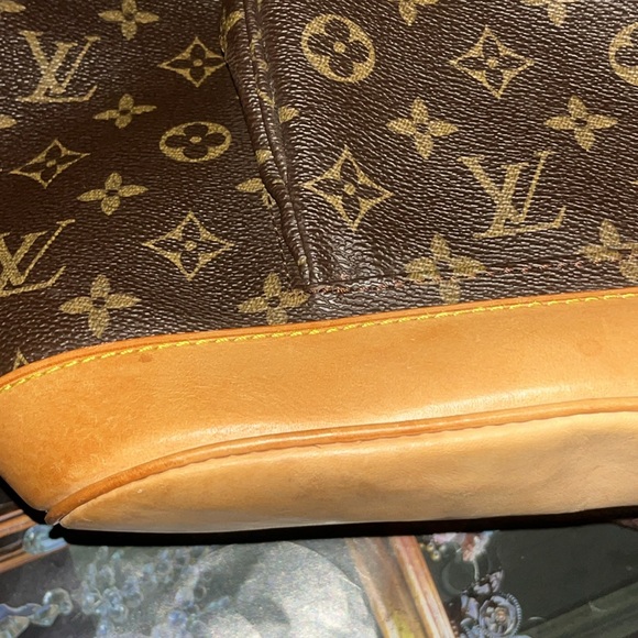 πΉπ€β’ 𫦠Louis Vuitton x GM x Lux for Thine Back Vibes - Picture 6 of 16